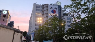 [포토] 대형 태극기가 걸린 광주 금남로의 전일빌딩