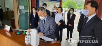 [포토] 방명록 작성 하는 최강욱