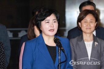[포토] 조수진, 미래한국당 비례대표 당선인 기자회견에서 결의문 낭독