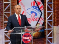 MLB, 시즌 72경기·비례 연봉 80% 제안… 선수노조는 전액