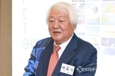 [포토] 인사말하는 박웅기 신도기연 대표