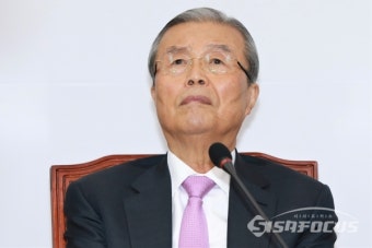 [포토] 비상대책위원회의에 참석한 김종인
