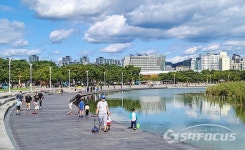 월드컵공원에 많은 시민들 모여 휴식, 코로나 겁나지 않아요?