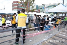 [포토] 모란시장 입구에서 입장 전 발열체크