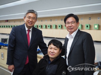 [포토]훈련장을 찾아 선수들과 기념촬영하는 대한장애인사격연맹 박강수 회장과 박병훈 부회장