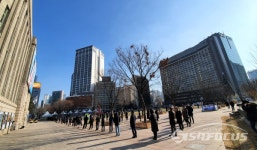 [포토] 서울광장에 마련된 임시선별진료소