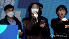 [포토] 목동 종로학원 앞에서 선거유세하는 박영선