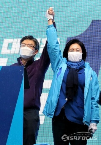 [포토] 박영선 후보 지원유세하는 조정훈 시대전환 대표