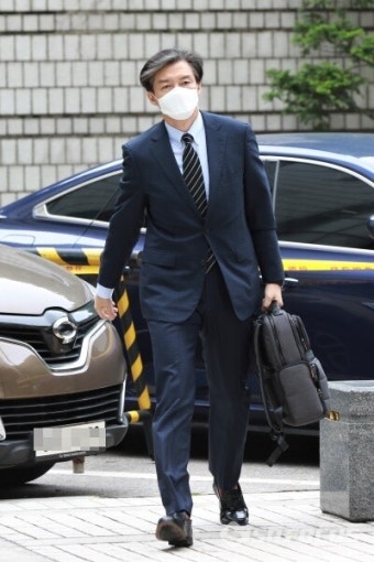 [포토] 법원 도착하는 조국 전 장관