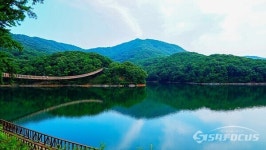 [포토] 파주 마장호수 출렁다리와 파란 호수, 가족 나드리  코스로 각광