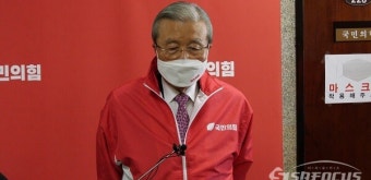백 브리핑하는 김종인 총괄선대 위원장