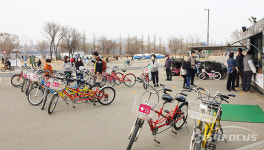 [포토]성큼 다가온 봄날의 한강공원, 시민들로 북적