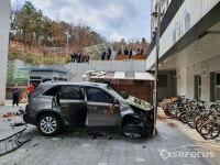 급발진 의혹... 의정부시청 2층 높이 주차장서 관용차 추락 