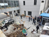 급발진 의혹... 의정부시청 2층 높이 주차장서 관용차 추락 