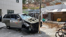 급발진 의혹... 의정부시청 2층 높이 주차장서 관용차 추락 