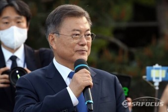 [포토] 청와대 마지막 퇴근길 인사말하는 문재인 대통령