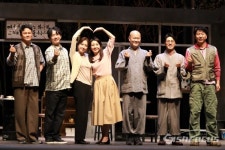 [포토] 연극 돌아온다 주역들, 많은 관심 부탁드려요~