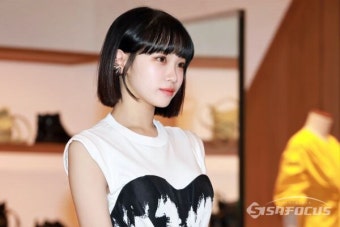 [포토] 르세라핌 김채원, 빠져들 것 같은 눈빛
