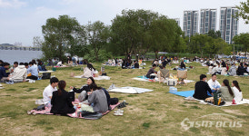 [포토] 한강공원의 주말, 그늘막 텐트 숲 이뤄