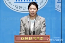 [포토] 신현영 의원, 김건희 여사 신임경찰 졸업식 비공개 간담회 관련 기자회견