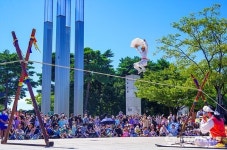 [포토] 어름사니 아슬아슬 외줄 타기 묘기에 박수갈채
