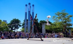 [포토] 어름사니 아슬아슬 외줄 타기 묘기에 박수갈채