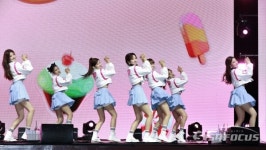 [포토] 첫사랑 타이틀곡 러브티콘의 상큼발랄한 퍼포먼스