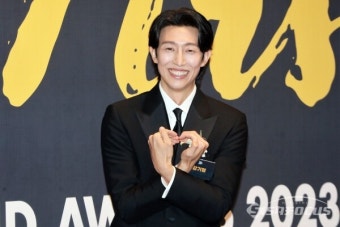 [포토] 강기영, 대세 배우의 하트