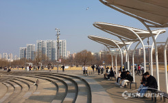 [포토]성큼 다가온 봄날의 한강공원, 시민들 봄나들이 즐겨