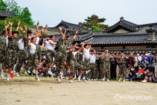 [포토] 젊음 폭발 대경대학교  꽃피우리팀, 태권도 퍼포먼스에 환호성