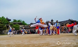 [포토] 신명나는 사물놀이로 궁궐퍼레이드 공연