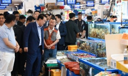 尹 대통령, 노량진 수산시장 방문…시장 상인들 힘이 나면 좋겠습니다