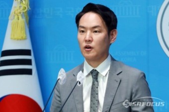 [포토] 김한규 원내대변인, 이종섭 국방부 장관 사의 표명 관련 브리핑
