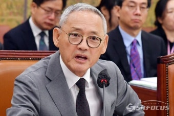 [포토] 답변 중에 물 마시는 유인촌 문화체육관광부 장관