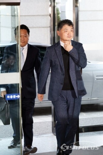[포토] SM 주가 조작 의혹 관련 금감원 출석하는 카카오 김범수