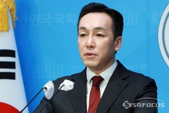 [포토] 김민수 대변인, 민주당 22대 총선 '공천 검증 적격 인사' 판정 비판