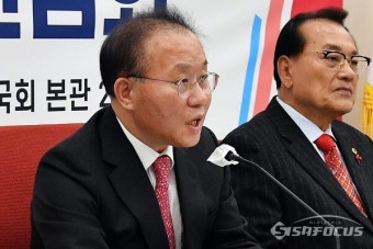 [포토]  '어르신 정책 간담회'에서 모두발언하는 윤재옥 원내대표