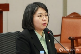 [포토] 토론회에서 인사말하는 용혜인 상임선대위원장