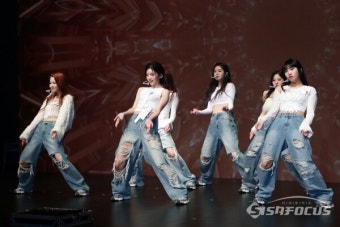 [포토] '트라이비' 자체발광 무대로 매력 발산