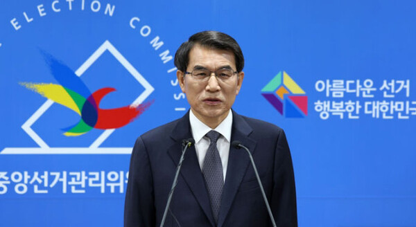 윤 대통령, 중앙선관위 부정선거 논란 속 회의 봉변 사태 escalates, 검찰은 묵살 논란에 무혐의 종결 유지