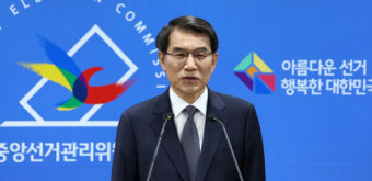 윤 대통령, 중앙선관위 부정선거 논란 속 회의 봉변 사태 escalates, 검찰은 묵살 논란에 무혐의 종결 유지
