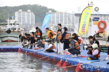 완도 장보고수산물축제…대나무 바다낚시 인기