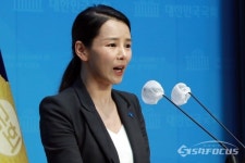 [포토] 강미정 대변인, 독도 방문에 유감표시한 일본 관방장관 비판