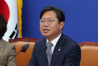 김승원, '법사위원장 독식' 눈총에···