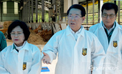 김영록 지사, 함평 소규모 한우 농가 현장 방문 격려