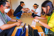 [포토] 다문화가정 결혼 이민자, 한방족욕제 만들기 체험