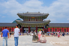 [포토] 한복 입고…경복궁서 최고의 관광 즐겨요
