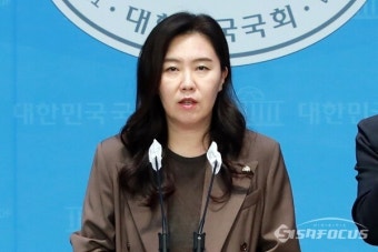 [포토] 강유정 원내대변인, 대통령실의 후쿠시마 핵 오염수 방출 관련 대응 규탄