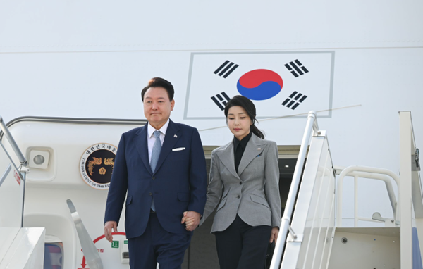 김건희 여사, 샤넬백·다이아몬드 목걸이 수수 의혹...수행비서 출국금지, 검찰 추가 수사