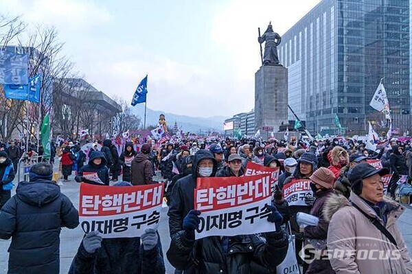 서울과 광주, 윤석열 대통령 탄핵 찬반 집회에 따른 교통 혼잡과 충돌 우려 증가.